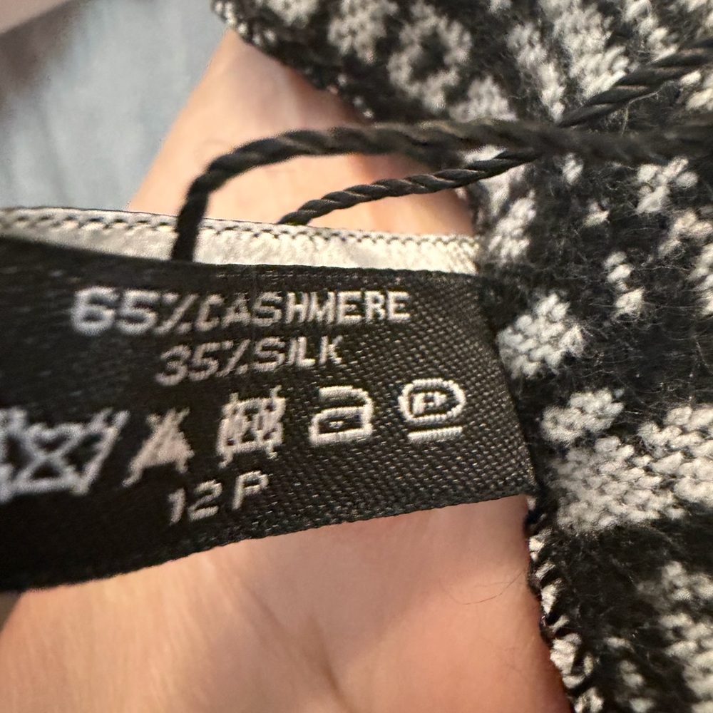 CHANEL Black and White Cashmere Silk Blend Scarf/ Wrap/VIP GWP - Picture 7 of 9